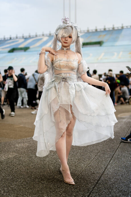 蒴saku灰姑娘COS:透明战裙演绎SSR级妮姬的性感与高贵 蒴saku灰姑娘COS:透明战裙演绎SSR级妮姬的性感与高贵