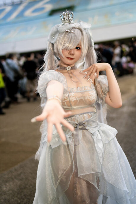 蒴saku灰姑娘COS:透明战裙演绎SSR级妮姬的性感与高贵 蒴saku灰姑娘COS:透明战裙演绎SSR级妮姬的性感与高贵
