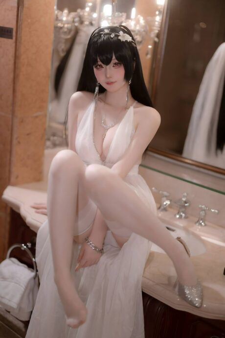 碧蓝航线屿鱼YukakoCOS:婚纱大凤优雅与诱惑的完美呈现 碧蓝航线屿鱼YukakoCOS:婚纱大凤优雅与诱惑的完美呈现