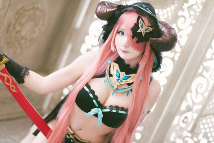 霜月shimo的娜露梅COS:黑蓝战装与魅惑眼神的完美展现 霜月shimo的娜露梅COS:黑蓝战装与魅惑眼神的完美展现