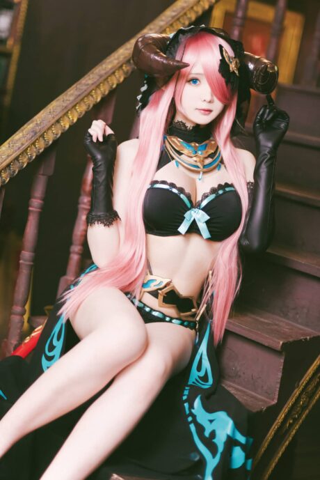 霜月shimo的娜露梅COS:黑蓝战装与魅惑眼神的完美展现 霜月shimo的娜露梅COS:黑蓝战装与魅惑眼神的完美展现