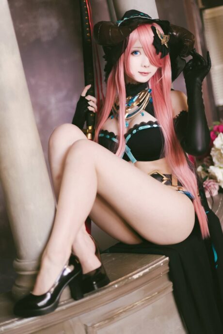 霜月shimo的娜露梅COS:黑蓝战装与魅惑眼神的完美展现 霜月shimo的娜露梅COS:黑蓝战装与魅惑眼神的完美展现