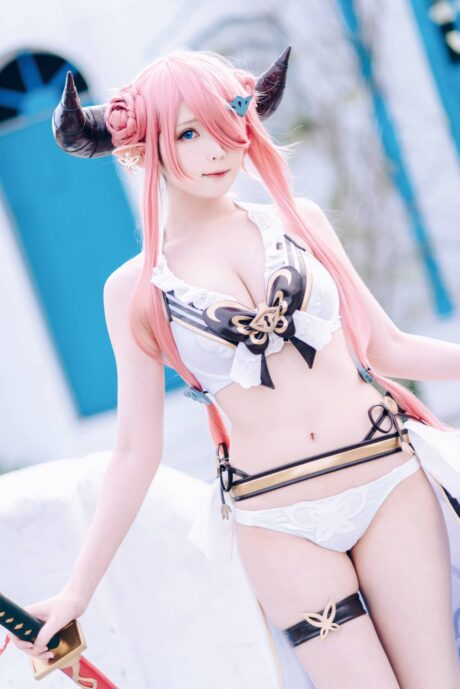 霜月shimo的娜露梅COS:黑蓝战装与魅惑眼神的完美展现 霜月shimo的娜露梅COS:黑蓝战装与魅惑眼神的完美展现