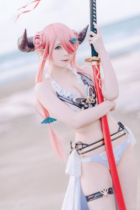 霜月shimo的娜露梅COS:黑蓝战装与魅惑眼神的完美展现 霜月shimo的娜露梅COS:黑蓝战装与魅惑眼神的完美展现