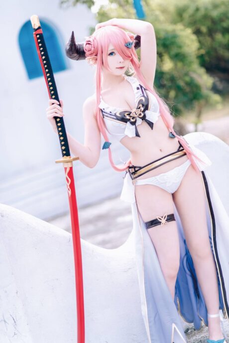 霜月shimo的娜露梅COS:黑蓝战装与魅惑眼神的完美展现 霜月shimo的娜露梅COS:黑蓝战装与魅惑眼神的完美展现