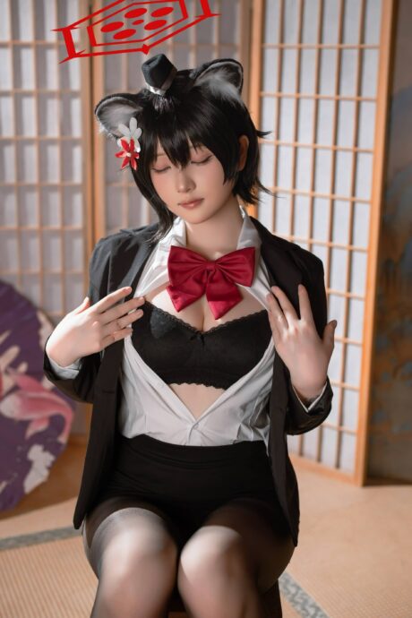 屿鱼Yukako春日椿COS:困意中的可爱与守护者的双面人生 屿鱼Yukako春日椿COS:困意中的可爱与守护者的双面人生