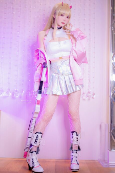 甜美致命!霜月shimo妮姬毒蛇COS粉白造型演绎极致诱惑 甜美致命!霜月shimo妮姬毒蛇COS粉白造型演绎极致诱惑