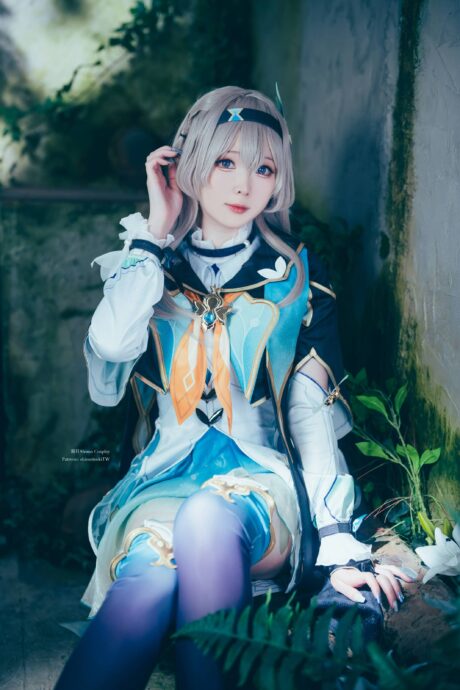 从星穹铁道到现实:霜月shimo流萤COS柔美与神秘双重魅力 从星穹铁道到现实:霜月shimo流萤COS柔美与神秘双重魅力