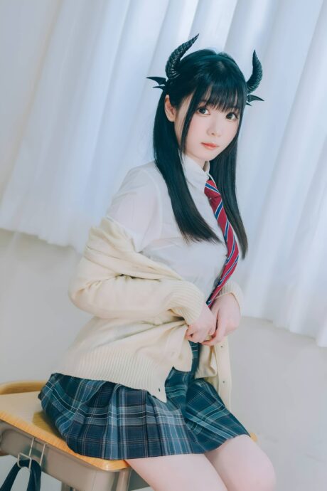 霜月shimo演绎JK校服魅魔COS:当校园纯情遇上魅惑小恶魔 霜月shimo演绎JK校服魅魔COS:当校园纯情遇上魅惑小恶魔