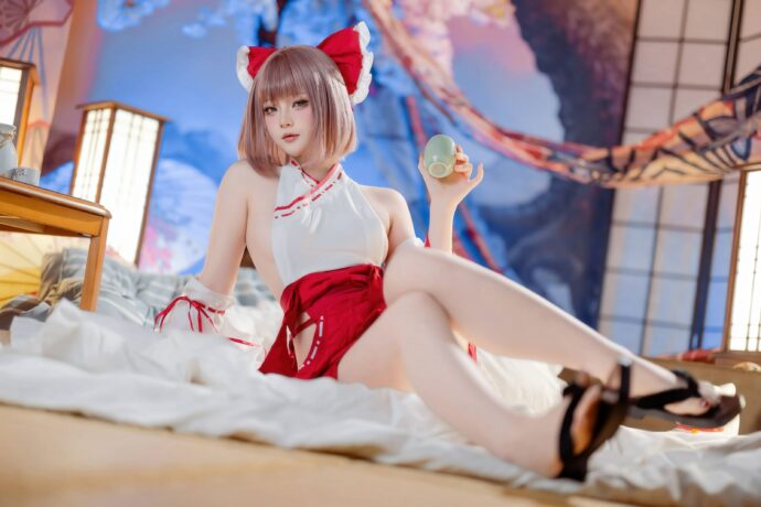 红白相映的灵动魅力:屿鱼Yukako的原创兼职巫女COS作品 红白相映的灵动魅力:屿鱼Yukako的原创兼职巫女COS作品