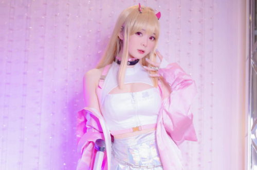 甜美致命!霜月shimo妮姬毒蛇COS粉白造型演绎极致诱惑