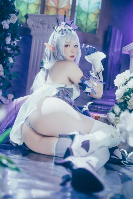 从冥界走来的精灵:霜月shimo完美COS遐蝶的神秘与优雅 从冥界走来的精灵:霜月shimo完美COS遐蝶的神秘与优雅