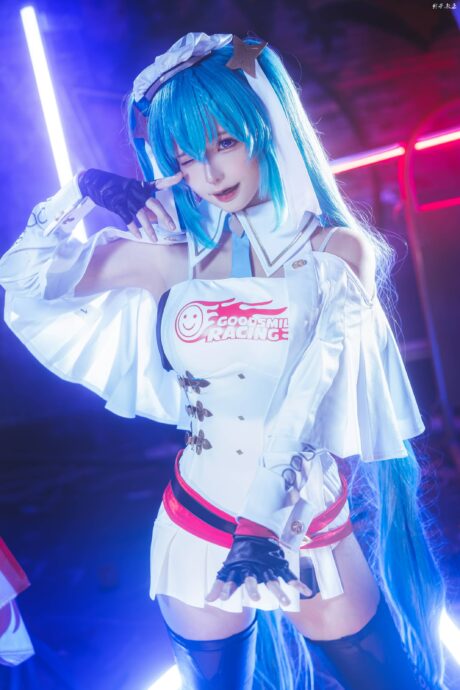 赛博舞台上的女神：蠢沫沫初音未来COS与未来感的完美融合