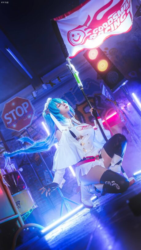 赛博舞台上的女神：蠢沫沫初音未来COS与未来感的完美融合