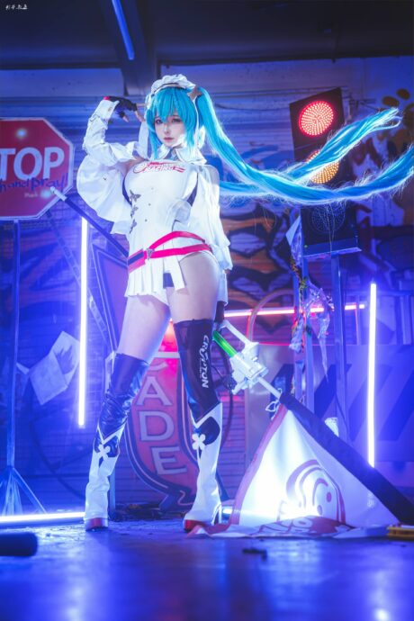 赛博舞台上的女神：蠢沫沫初音未来COS与未来感的完美融合