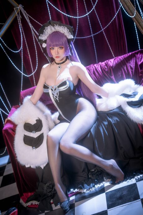 冷艳诱惑与娇羞等待：星之迟迟COS诠释塔什干的经典魅力