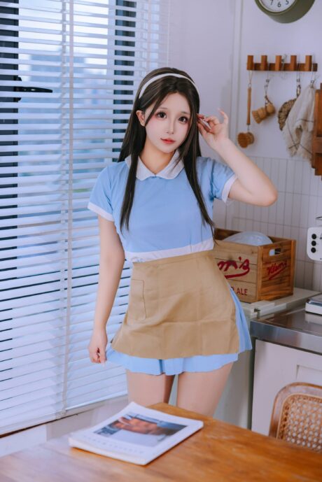 日奈娇的蛋糕售卖员COS：演绎蓝色连衣裙下的性感与温柔