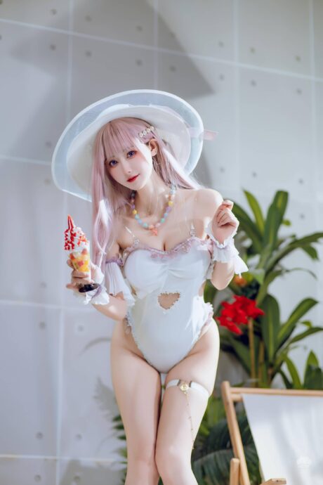 羽生三未泳装普利茅斯COS：夏日海风与皇家气质的完美融合