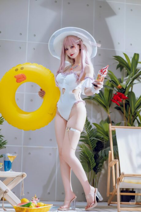 羽生三未泳装普利茅斯COS：夏日海风与皇家气质的完美融合