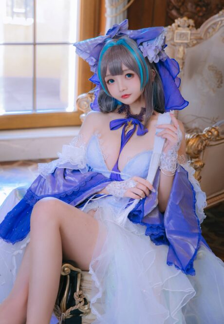 婚纱柴郡COS：日奈娇演绎碧蓝航线皇家舰娘的浪漫与优雅