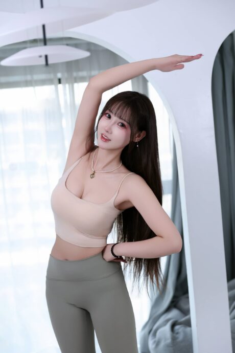 羽生三未原创COS：展现瑜伽姐姐活力与美感的时尚魅力