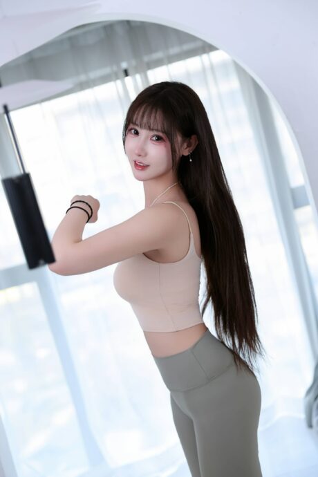 羽生三未原创COS：展现瑜伽姐姐活力与美感的时尚魅力