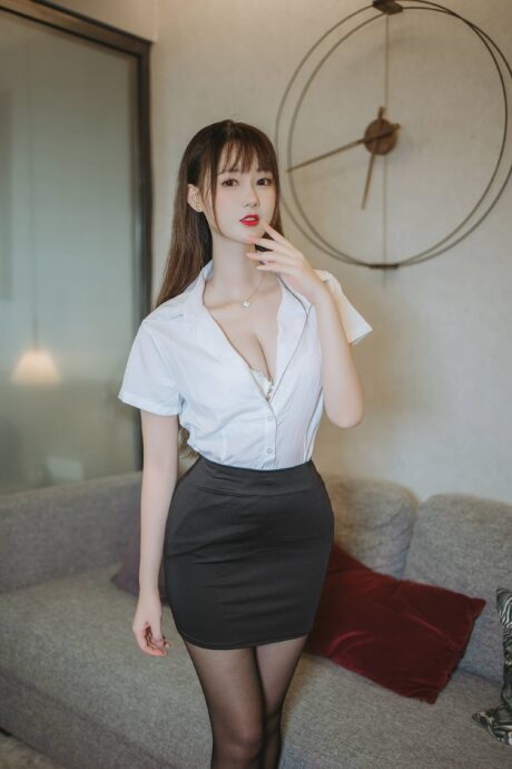 羽生三未原创COS:演绎包臀OL女郎优雅与性感的都市魅力 羽生三未原创COS:演绎包臀OL女郎优雅与性感的都市魅力