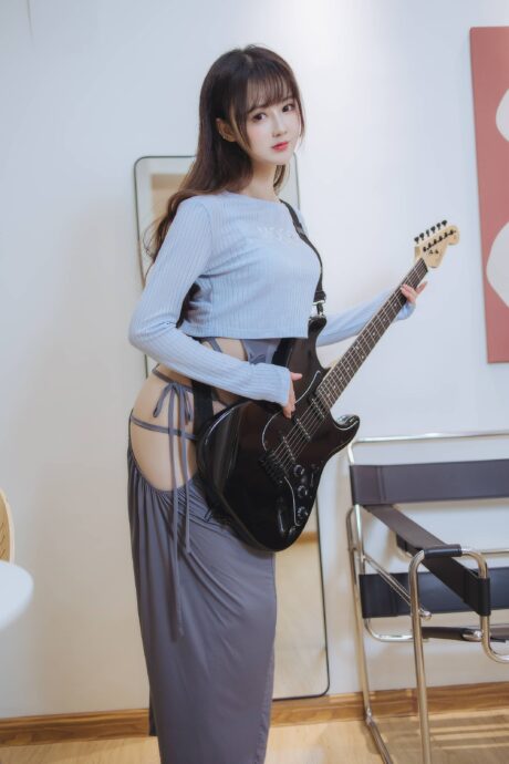 羽生三未吉他妹妹COS:演绎温柔与酷感并存的摇滚魅力 羽生三未吉他妹妹COS:演绎温柔与酷感并存的摇滚魅力