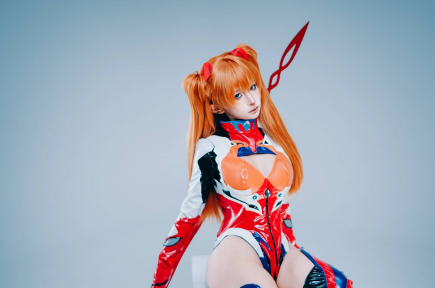 蠢沫沫明日香COS：展现EVA二号机战斗女王的英气与魅力