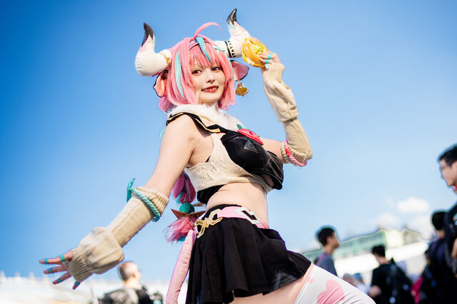 Suzuran瓦雷莎COS：FF45漫展现场甜度超标，这松弛感绝了