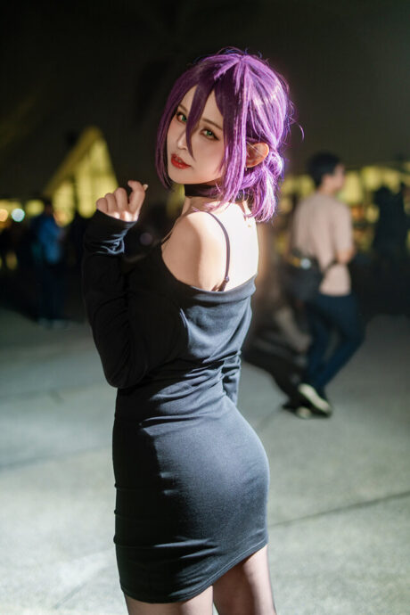 艾青iris性感演绎链锯人蕾塞COS：优雅与危险并存的魅力瞬间