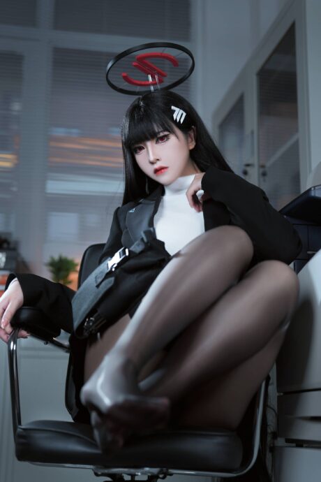 碧蓝档案调月莉音COS:半半子完美诠释冷酷魅力与强势气场 碧蓝档案调月莉音COS:半半子完美诠释冷酷魅力与强势气场