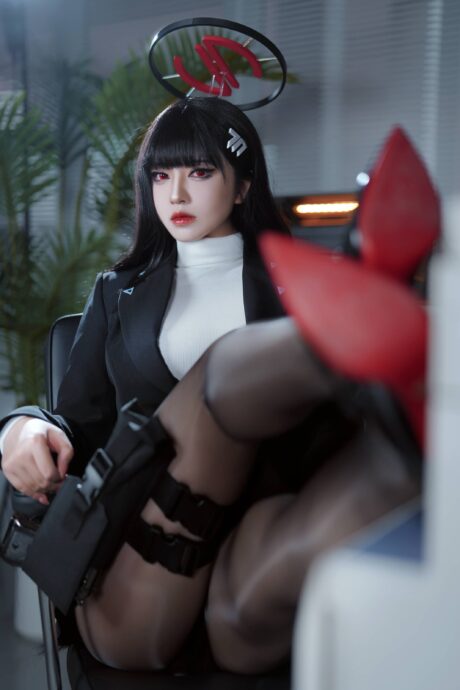 碧蓝档案调月莉音COS:半半子完美诠释冷酷魅力与强势气场 碧蓝档案调月莉音COS:半半子完美诠释冷酷魅力与强势气场