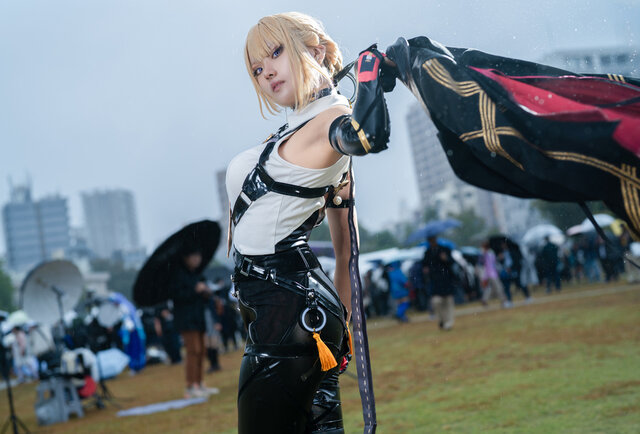 雨幕中的自信与潇洒：浅葱日茉莉伊芙琳cos亮相池袋万圣节