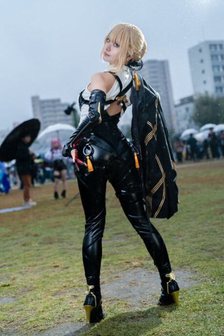 雨幕中的自信与潇洒：浅葱日茉莉伊芙琳cos亮相池袋万圣节