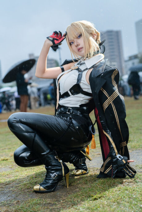 雨幕中的自信与潇洒：浅葱日茉莉伊芙琳cos亮相池袋万圣节