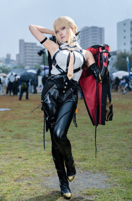 雨幕中的自信与潇洒：浅葱日茉莉伊芙琳cos亮相池袋万圣节