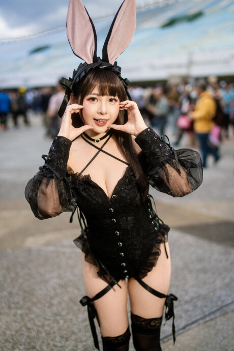 经典主题魅力再现：Helene凯琳黑色蕾丝兔女郎COS闪耀PF