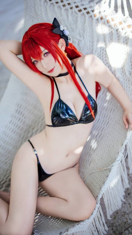 当皇家威严遇上夏日海风：封疆疆v泳装版君主COS清爽还原