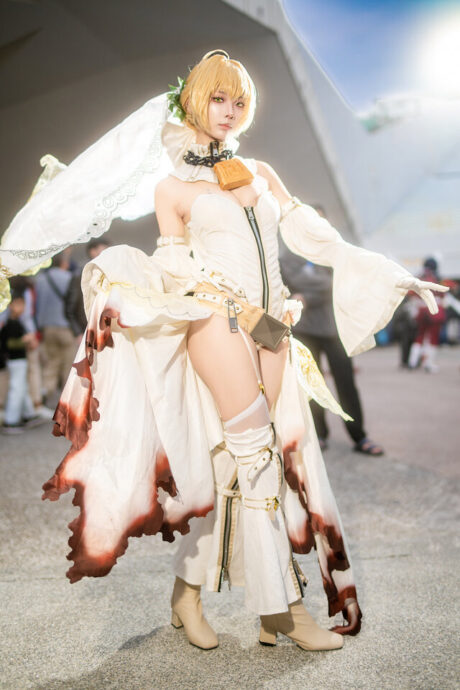 蔷薇与剑锋共舞:四巫日モミ尼禄COS诠释新娘装的傲娇美学 蔷薇与剑锋共舞:四巫日モミ尼禄COS诠释新娘装的傲娇美学