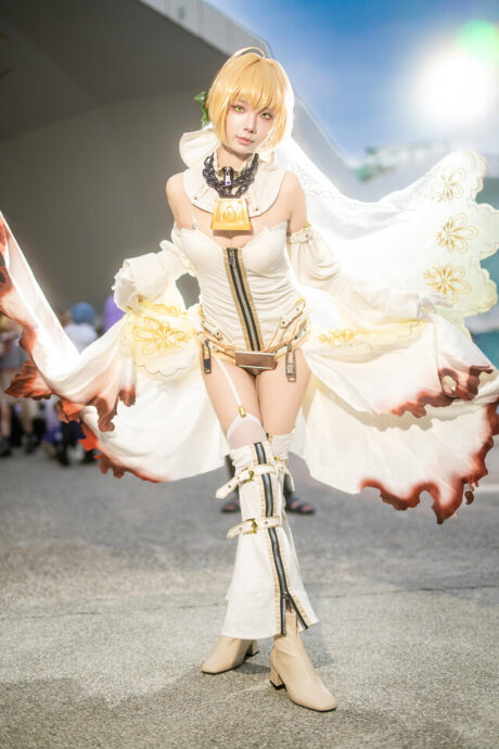 蔷薇与剑锋共舞:四巫日モミ尼禄COS诠释新娘装的傲娇美学 蔷薇与剑锋共舞:四巫日モミ尼禄COS诠释新娘装的傲娇美学