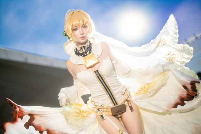 蔷薇与剑锋共舞:四巫日モミ尼禄COS诠释新娘装的傲娇美学 蔷薇与剑锋共舞:四巫日モミ尼禄COS诠释新娘装的傲娇美学