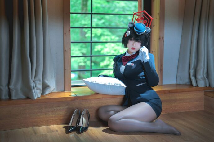 从困倦到魅力四射:BANBANKO半半子的导游版春日椿COS 从困倦到魅力四射:BANBANKO半半子的导游版春日椿COS