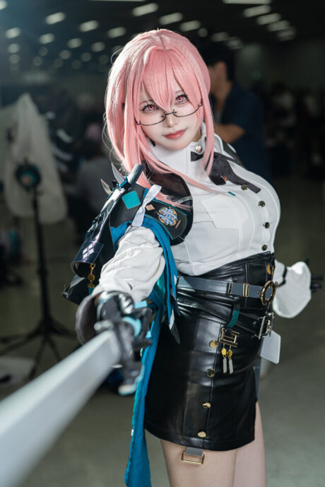 冷艳与专业的完美结合：Sabi錆倾情演绎绝区零月城柳COS