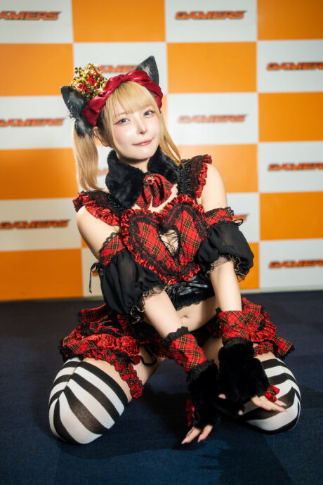在秋叶原邂逅可爱与俏皮:红色格子猫女仆造型引领cos潮流 在秋叶原邂逅可爱与俏皮:红色格子猫女仆造型引领cos潮流