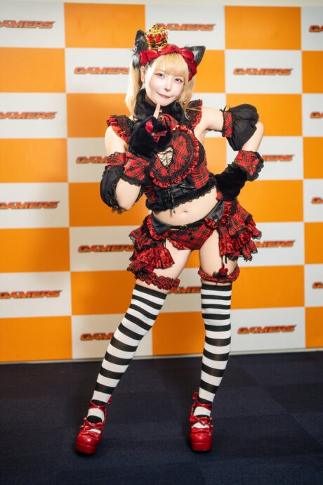 在秋叶原邂逅可爱与俏皮:红色格子猫女仆造型引领cos潮流 在秋叶原邂逅可爱与俏皮:红色格子猫女仆造型引领cos潮流