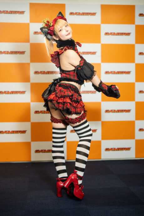 在秋叶原邂逅可爱与俏皮:红色格子猫女仆造型引领cos潮流 在秋叶原邂逅可爱与俏皮:红色格子猫女仆造型引领cos潮流