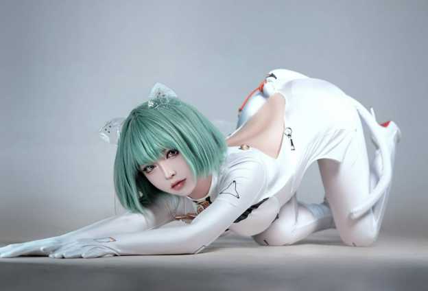 半半子碧蓝航线纳希莫夫COS：冷酷与魅力并存的指挥官再现