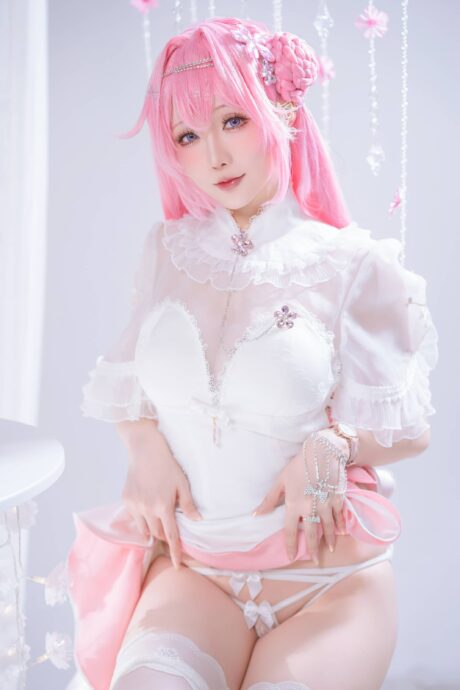 在温柔中暗潮汹涌：星之迟迟桃乐丝cos内心世界与外在魅力