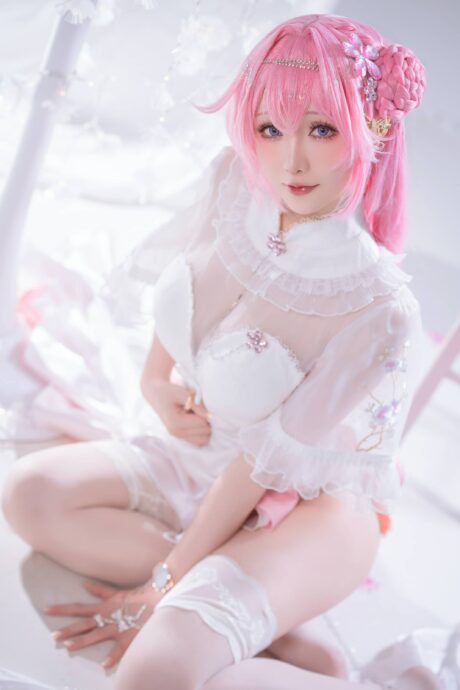 在温柔中暗潮汹涌：星之迟迟桃乐丝cos内心世界与外在魅力